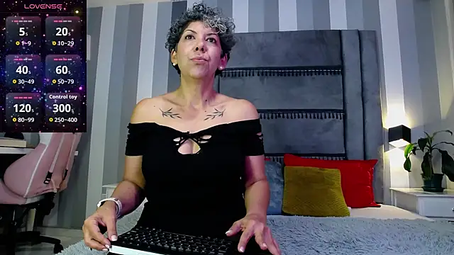 Snapshot of Julianewell chatting on 04/30/26, 12:22 Julianewell online show from 04/30/26, 12:22
