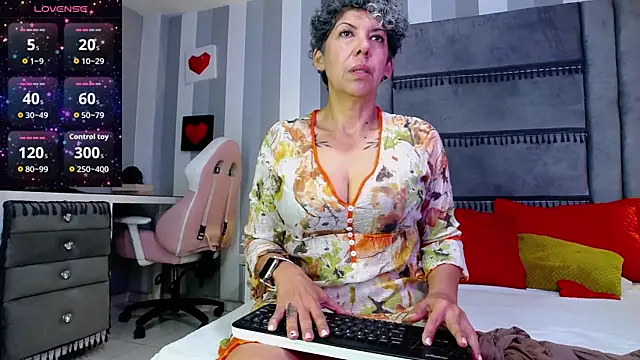 Snapshot of Julianewell chatting on 05/06/26, 12:21 Julianewell online show from 05/06/26, 12:21