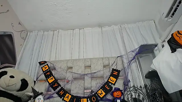 KOURTNEY-- online show from 10/31/25, 01:28