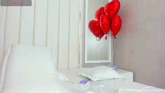 Snapshot of Carohorny4u chatting on 02/11/25, 04:24 Carohorny4u online show from 02/11/25, 04:24