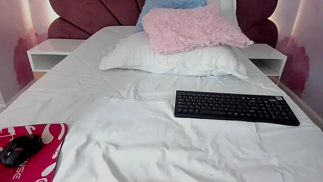 Snapshot of Carohorny4u chatting on 11/17/25, 01:22 Carohorny4u online show from 11/17/25, 01:22