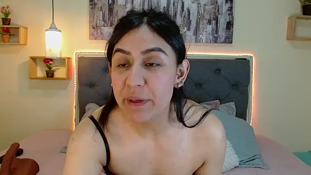 mia aira online show from 12/18/25, 03:51