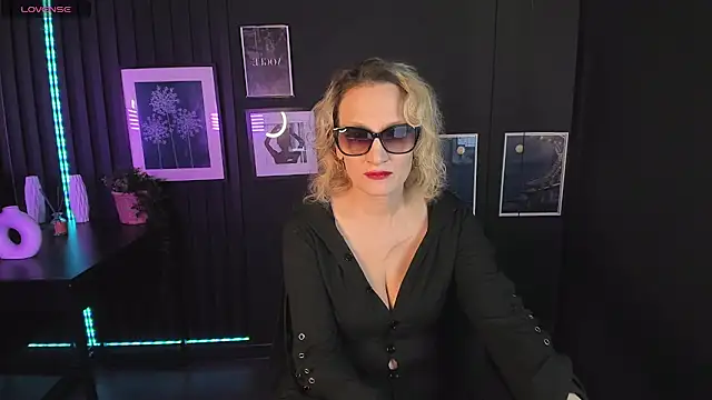 Queen Anna  online show from 12/15/24, 01:22