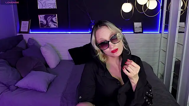 Queen Anna  online show from 01/11/25, 07:49