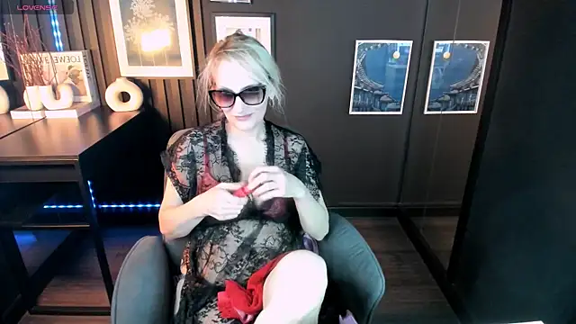 Queen Anna  online show from 05/01/26, 01:26