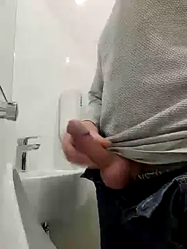 Snapshot of Veinedur chatting on 12/10/24, 11:32 Veinedur online show from 12/10/24, 11:32