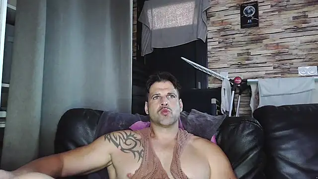 Snapshot of XxBigboybandxX chatting on 11/08/25, 02:39 XxBigboybandxX online show from 11/08/25, 02:39