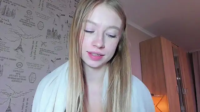 Snapshot of minidivaa_ chatting on 10/04/25, 09:13 minidivaa online show from 10/04/25, 09:13