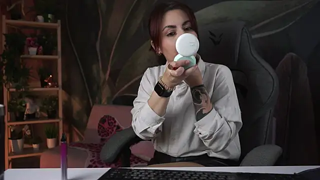 Snapshot of Lana__May chatting on 10/19/25, 06:03 Lana May online show from 10/19/25, 06:03