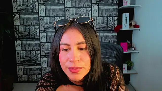 Snapshot of EmiGomez_ chatting on 06/22/26, 03:25 EmiGomez online show from 06/22/26, 03:25