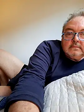 Snapshot of bluangelo chatting on 11/28/25, 01:36 bluangelo online show from 11/28/25, 01:36