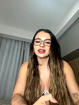 Snapshot of carol_amorim chatting on 11/16/25, 11:10 carol amorim online show from 11/16/25, 11:10