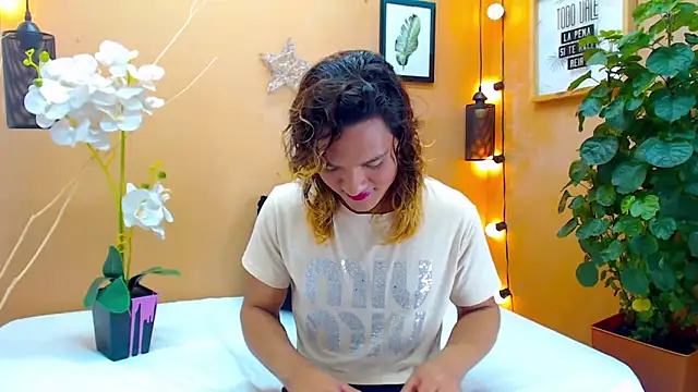 Snapshot of aslyhernandez_7 chatting on 10/14/25, 12:17 aslyhernandez 7 online show from 10/14/25, 12:17