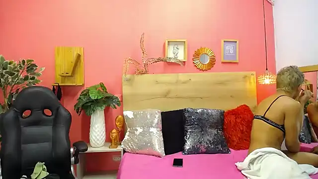 Snapshot of aslyhernandez_7 chatting on 03/16/26, 12:42 aslyhernandez 7 online show from 03/16/26, 12:42