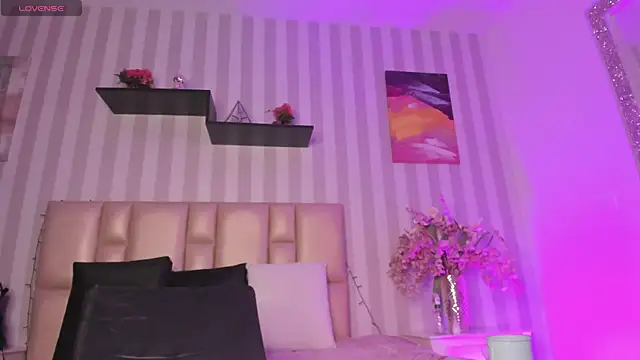 Snapshot of vayoleen chatting on 12/19/24, 12:23 vayoleen online show from 12/19/24, 12:23