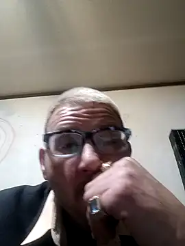 Snapshot of gettinit2wice chatting on 12/20/24, 11:10 gettinit2wice online show from 12/20/24, 11:10