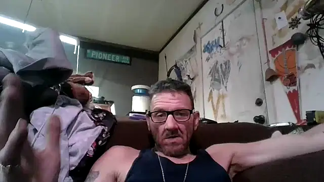 Snapshot of gettinit2wice chatting on 10/22/25, 12:49 gettinit2wice online show from 10/22/25, 12:49