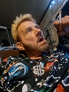 Snapshot of gettinit2wice chatting on 12/15/25, 04:50 gettinit2wice online show from 12/15/25, 04:50