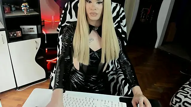 Snapshot of EvelynLexy chatting on 11/28/25, 08:39 EvelynLexy online show from 11/28/25, 08:39