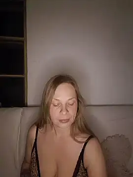 Snapshot of katiestevens chatting on 09/28/25, 09:09 katiestevens online show from 09/28/25, 09:09