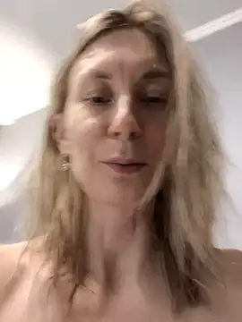 Snapshot of AvelinaLeoni chatting on 10/13/25, 06:46 AvelinaLeoni online show from 10/13/25, 06:46