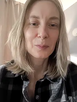 Snapshot of AvelinaLeoni chatting on 11/18/25, 07:02 AvelinaLeoni online show from 11/18/25, 07:02