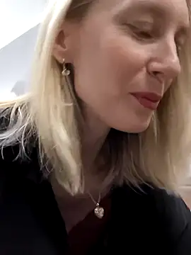 Snapshot of AvelinaLeoni chatting on 12/19/25, 06:53 AvelinaLeoni online show from 12/19/25, 06:53