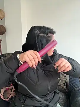 karenlennox1 online show from 02/16/26, 11:01