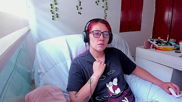 bonnie moon  online show from 09/27/25, 03:17