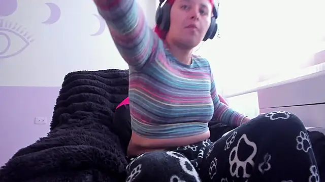 bonnie moon  online show from 10/06/25, 05:43