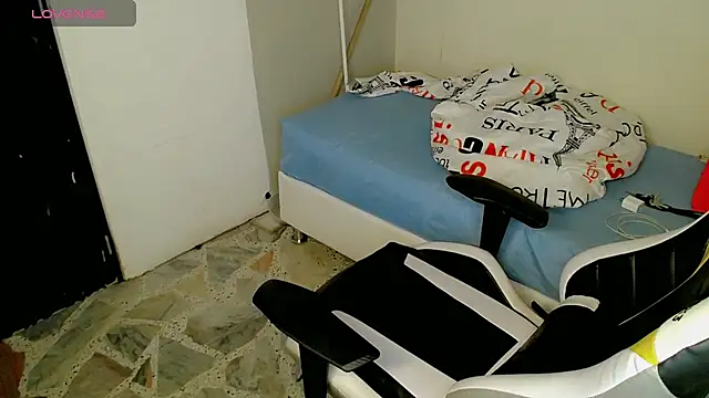 Snapshot of bby_santi chatting on 11/03/25, 04:52 bby santi online show from 11/03/25, 04:52