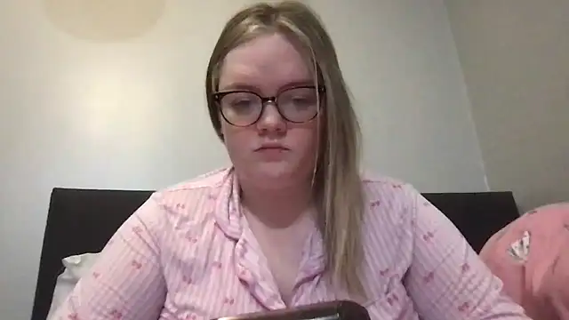 Snapshot of honeyyy24 chatting on 02/02/26, 09:02 honeyyy24 online show from 02/02/26, 09:02