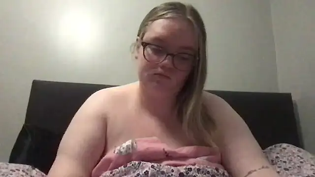 Snapshot of honeyyy24 chatting on 02/03/26, 10:26 honeyyy24 online show from 02/03/26, 10:26