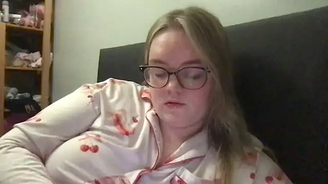 Snapshot of honeyyy24 chatting on 02/19/26, 11:12 honeyyy24 online show from 02/19/26, 11:12