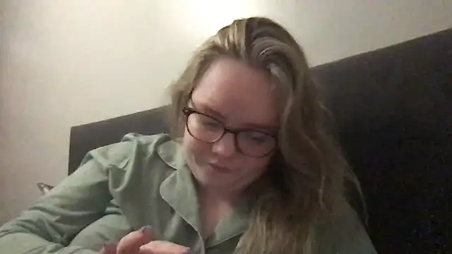 Snapshot of honeyyy24 chatting on 02/22/26, 11:25 honeyyy24 online show from 02/22/26, 11:25