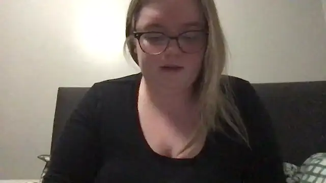 Snapshot of honeyyy24 chatting on 02/27/26, 10:54 honeyyy24 online show from 02/27/26, 10:54