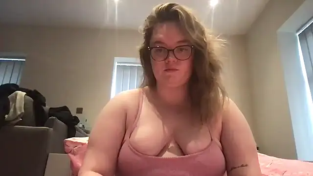 honeyyy24 online show from 04/28/26, 09:03