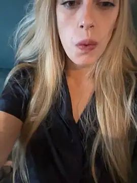 Snapshot of Lolitaxlola chatting on 03/18/25, 10:46 Lolitaxlola online show from 03/18/25, 10:46