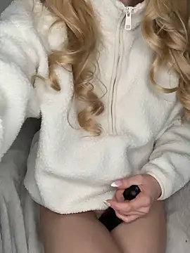 Snapshot of Lolitaxlola chatting on 11/17/25, 09:04 Lolitaxlola online show from 11/17/25, 09:04