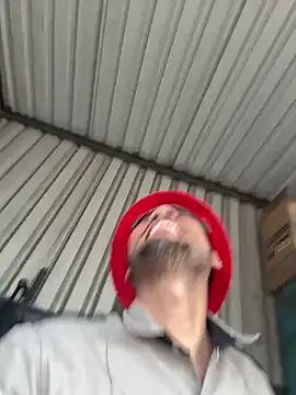 Snapshot of EnriquePersian197 chatting on 03/06/25, 03:35 EnriquePersian197 online show from 03/06/25, 03:35