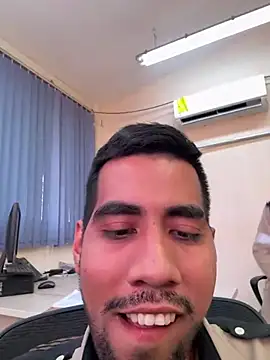 Snapshot of EnriquePersian197 chatting on 03/20/25, 06:53 EnriquePersian197 online show from 03/20/25, 06:53