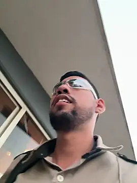 Snapshot of EnriquePersian197 chatting on 10/14/25, 12:33 EnriquePersian197 online show from 10/14/25, 12:33