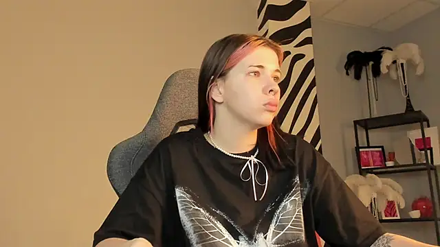 AliceSunday online show from 12/19/25, 01:56