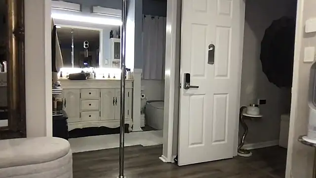 Snapshot of curvyfunlover chatting on 10/01/25, 11:27 curvyfunlover online show from 10/01/25, 11:27