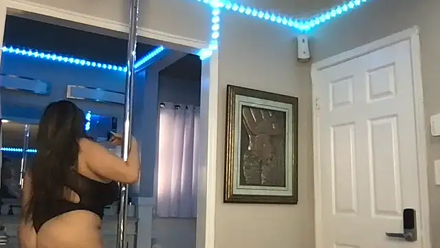 Snapshot of curvyfunlover chatting on 11/19/25, 01:11 curvyfunlover online show from 11/19/25, 01:11