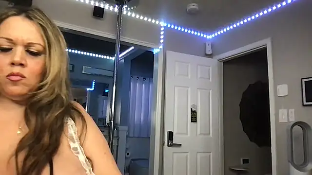 Snapshot of curvyfunlover chatting on 11/23/25, 07:02 curvyfunlover online show from 11/23/25, 07:02