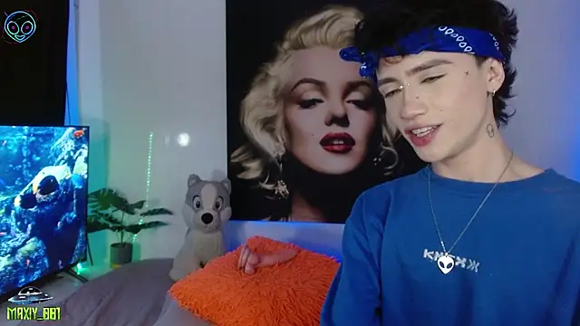 Snapshot of maxiy_001 chatting on 11/26/25, 07:42 maxiy 001 online show from 11/26/25, 07:42