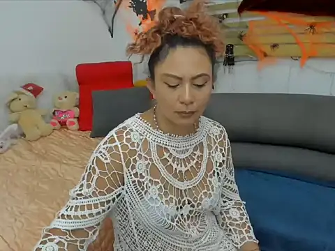 KeiraQuen online show from 10/13/25, 02:50