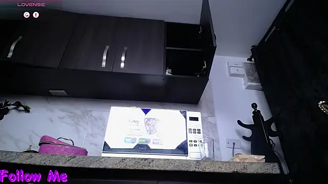 iniyalaboni online show from 12/18/25, 10:05