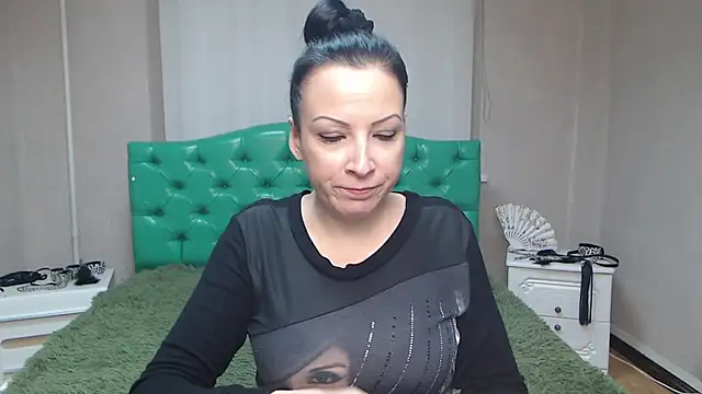 ElizabethSho online show from 12/07/24, 09:11